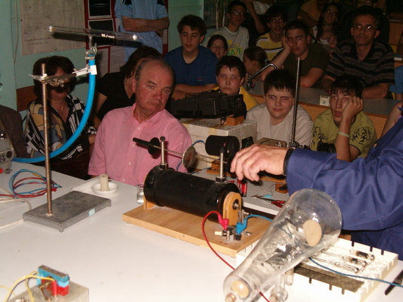 2009. május 12. - Elektromos és optikai kísérletek Gothard Korából - Molnár László rendhagyó fizikaórája