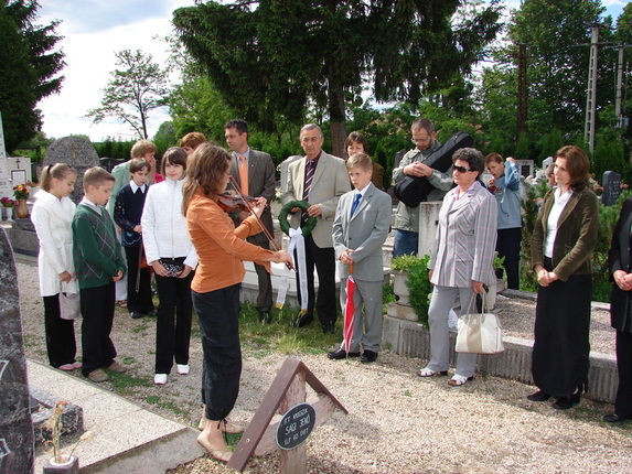 2009. május 29. - Gothard Jenő síremlékének megkoszorúzása a herényi temetőben