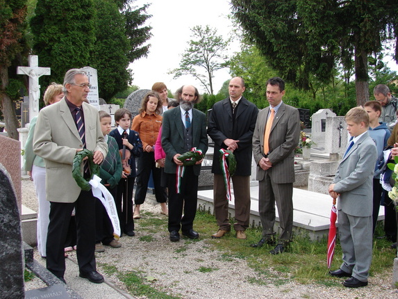 2009. május 29. - Gothard Jenő síremlékének megkoszorúzása a herényi temetőben