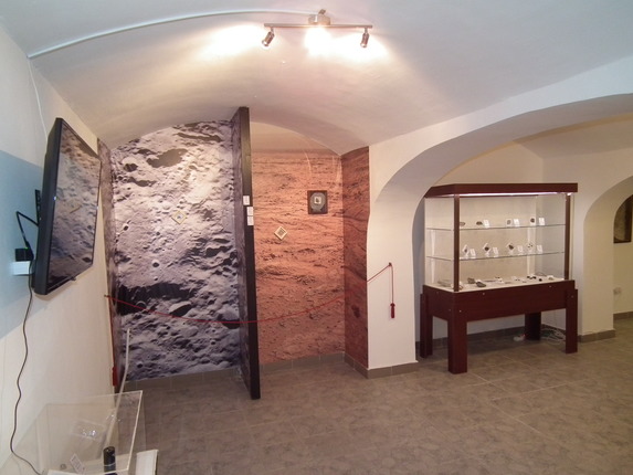 Az 'Égből hullott kövek' c. meteoritkiállítás kiállítótere